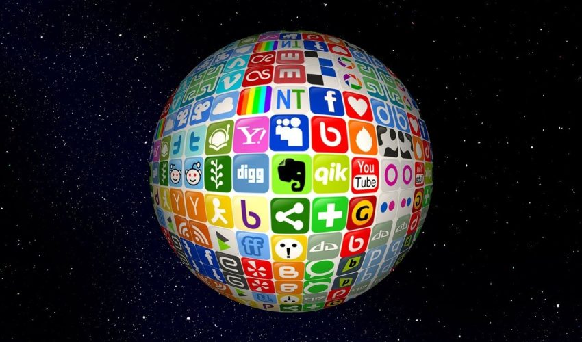Como influyen las redes sociales en la sociedad. Imagen del planeta hecho con los logos de las redes sociales. Al fondo el espacio.